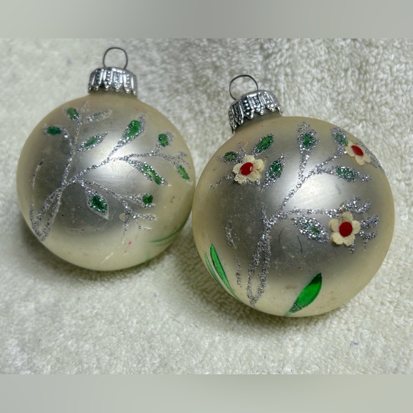 2 Vintage West German Green Gold Glitter Floral Painted Christmas Ornaments - Picture 3 of 7